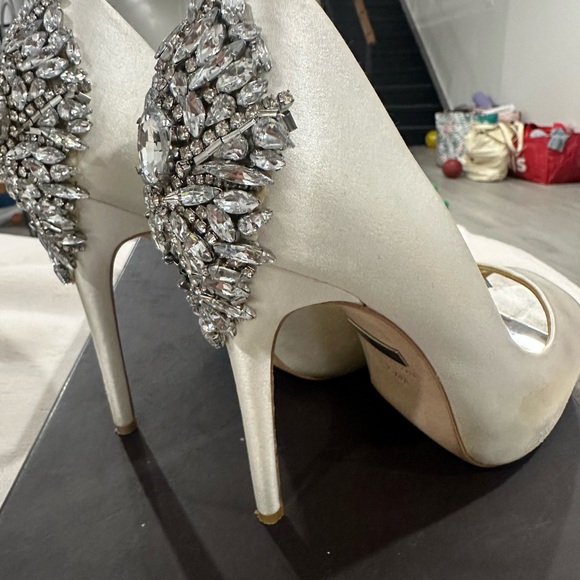 Badgley Mischka White Crystal Embellished Heels Wedding - Picture 1 of 10